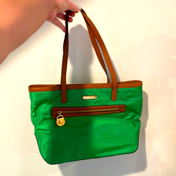 Michael Kors Kelley Green Purse. - Picture 1 of 7